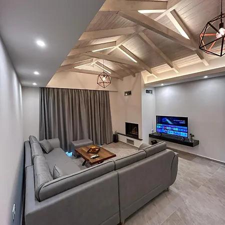 Golden View Berat, 3br With Castle View & Parking *