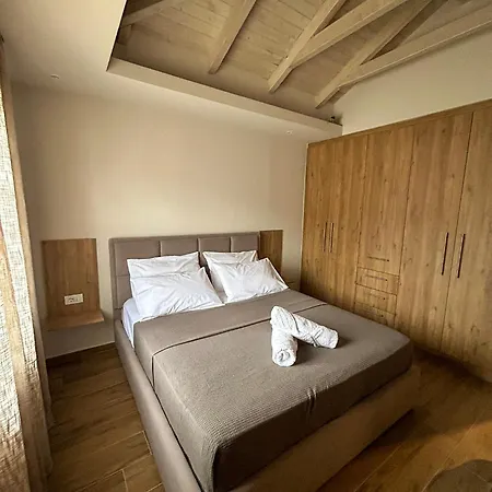 Golden View Berat, 3br With Castle View & Parking *