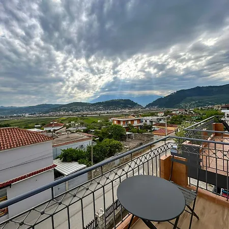 Golden View Berat, 3br With Castle View & Parking شقة بيرات