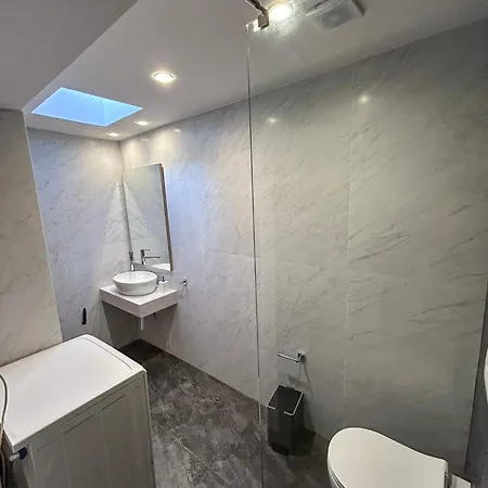 Golden View Berat, 3br With Castle View & Parking شقة بيرات