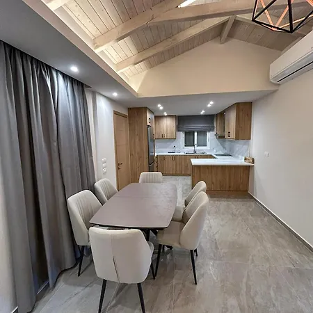 Golden View Berat, 3br With Castle View & Parking Apartman *