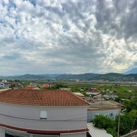 Golden View Berat, 3br With Castle View & Parking شقة *