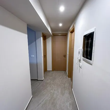 Golden View Berat, 3br With Castle View & Parking Apartman