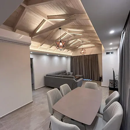 Golden View Berat, 3br With Castle View & Parking شقة
