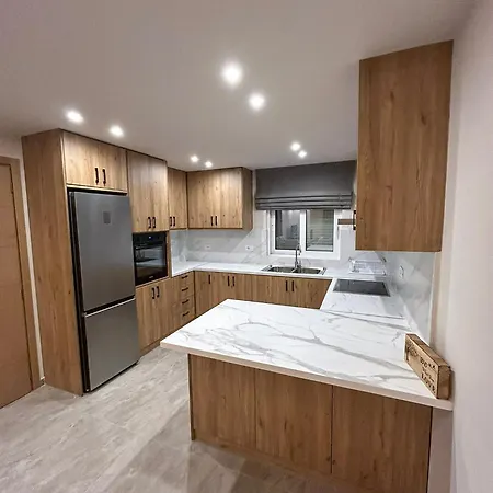 Golden View Berat, 3br With Castle View & Parking شقة