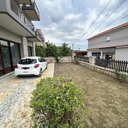 Golden View Berat, 3br With Castle View & Parking شقة