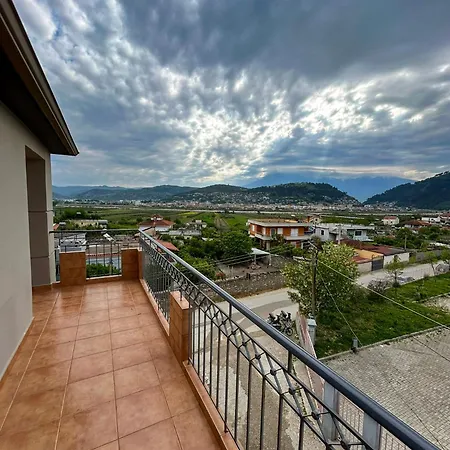 Golden View Berat, 3br With Castle View & Parking Apartman